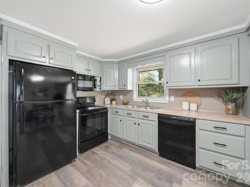3244 25th Street Court, Hickory, NC 28601.  MLS# CAR4363360, YatesRealty ID 9166. 