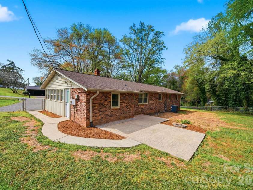 3244 25th Street Court, Hickory, NC 28601.  MLS# CAR4363360, YatesRealty ID 9166. 