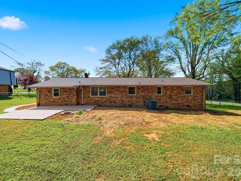 3244 25th Street Court, Hickory, NC 28601.  MLS# CAR4363360, YatesRealty ID 9166. 