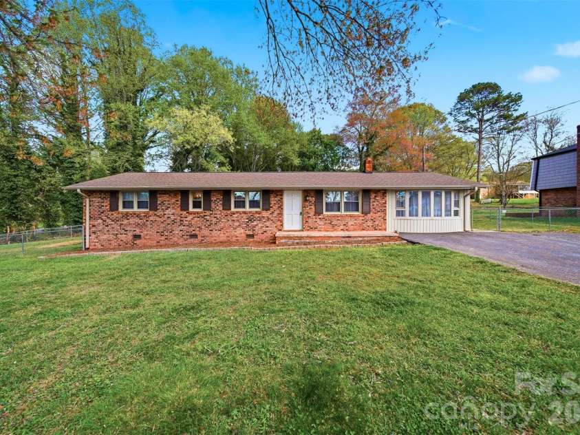 3244 25th Street Court, Hickory, NC 28601.  MLS# CAR4363360, YatesRealty ID 9166. 
