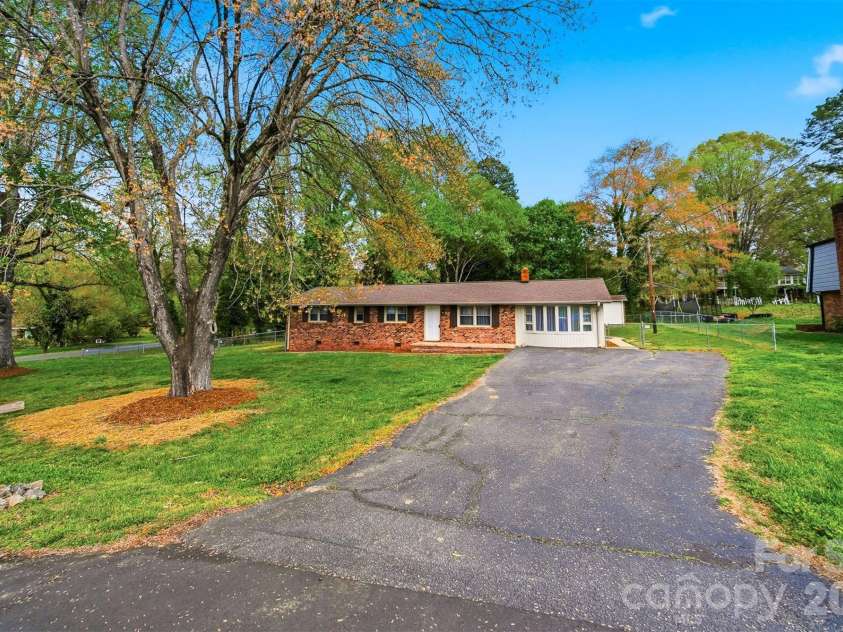3244 25th Street Court, Hickory, NC 28601.  MLS# CAR4363360, YatesRealty ID 9166. 
