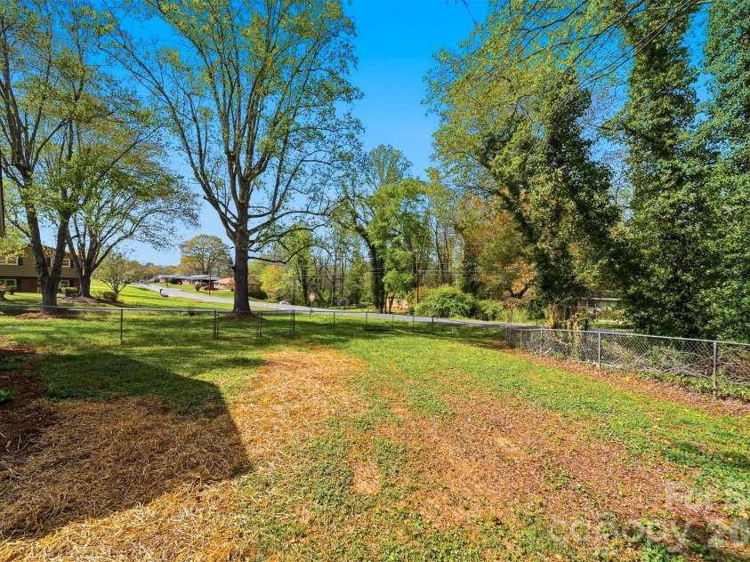 3244 25th Street Court, Hickory, NC 28601.  MLS# CAR4363360, YatesRealty ID 9166. 