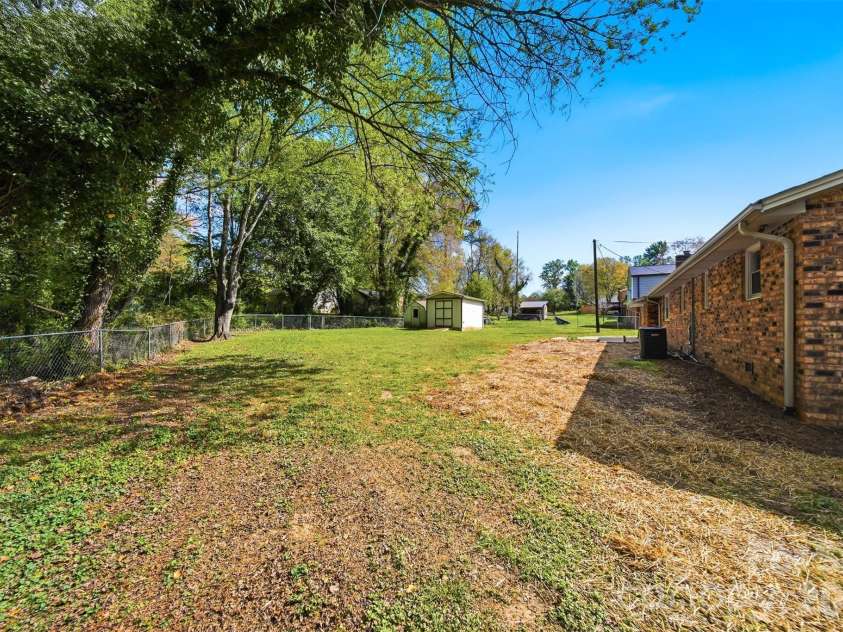 3244 25th Street Court, Hickory, NC 28601.  MLS# CAR4363360, YatesRealty ID 9166. 