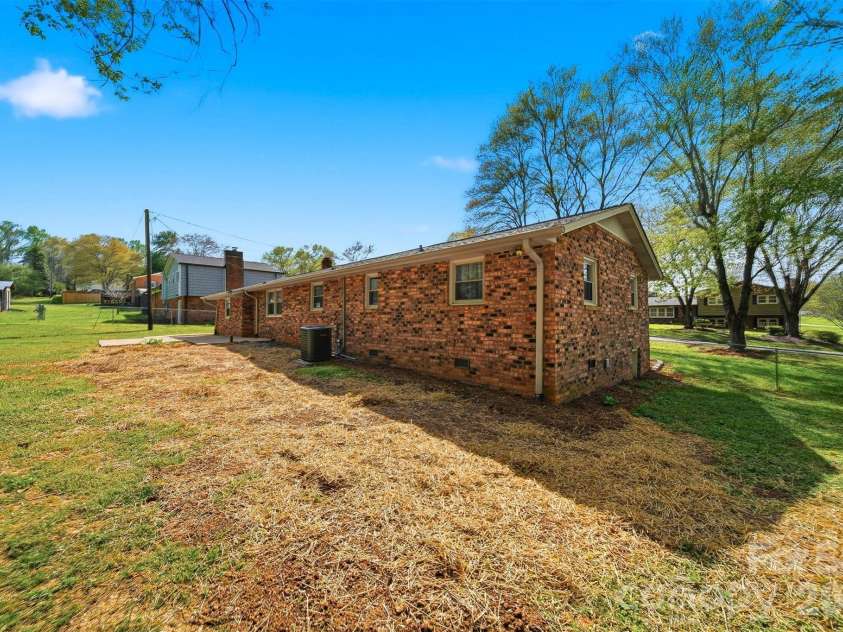 3244 25th Street Court, Hickory, NC 28601.  MLS# CAR4363360, YatesRealty ID 9166. 