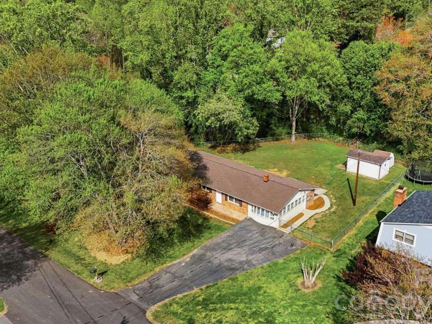 3244 25th Street Court, Hickory, NC 28601.  MLS# CAR4363360, YatesRealty ID 9166. 