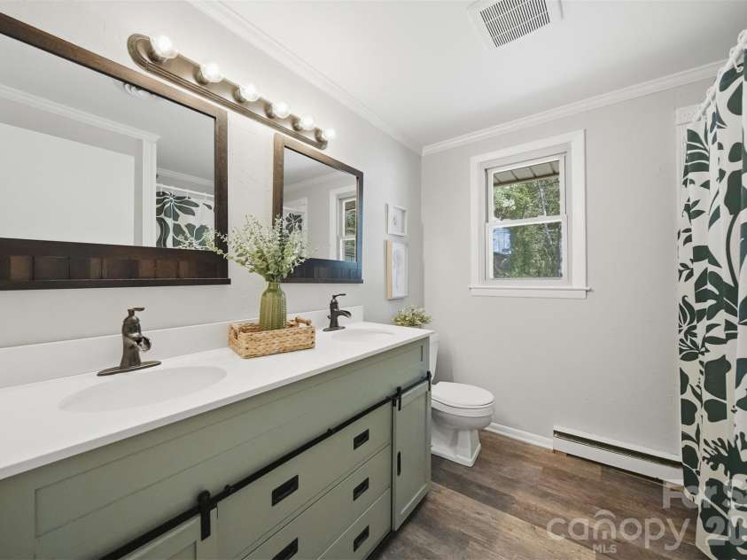 3244 25th Street Court, Hickory, NC 28601.  MLS# CAR4363360, YatesRealty ID 9166. Full Hall Bath 