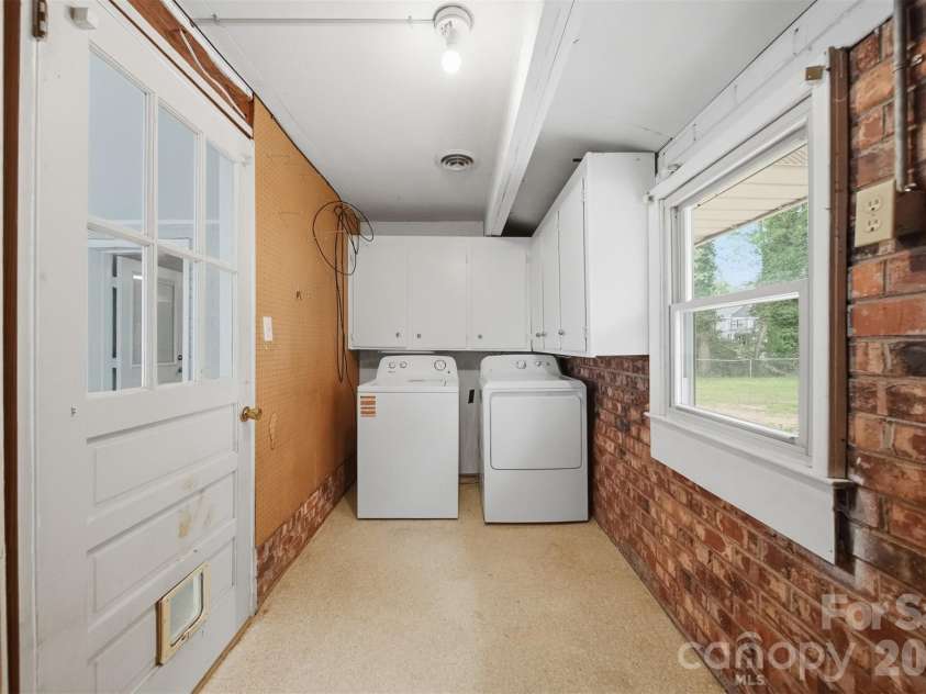 3244 25th Street Court, Hickory, NC 28601.  MLS# CAR4363360, YatesRealty ID 9166. Laundry Room off Den 