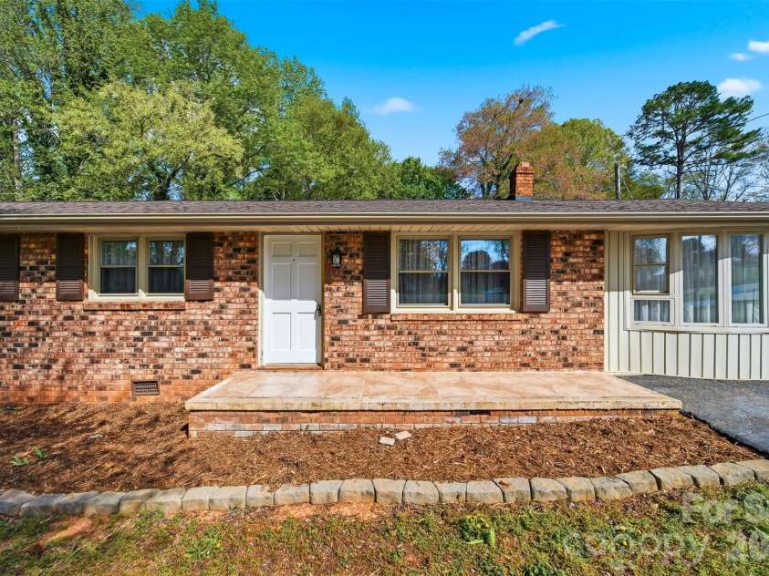 3244 25th Street Court, Hickory, NC 28601.  MLS# CAR4363360, YatesRealty ID 9166. Welcome home! 