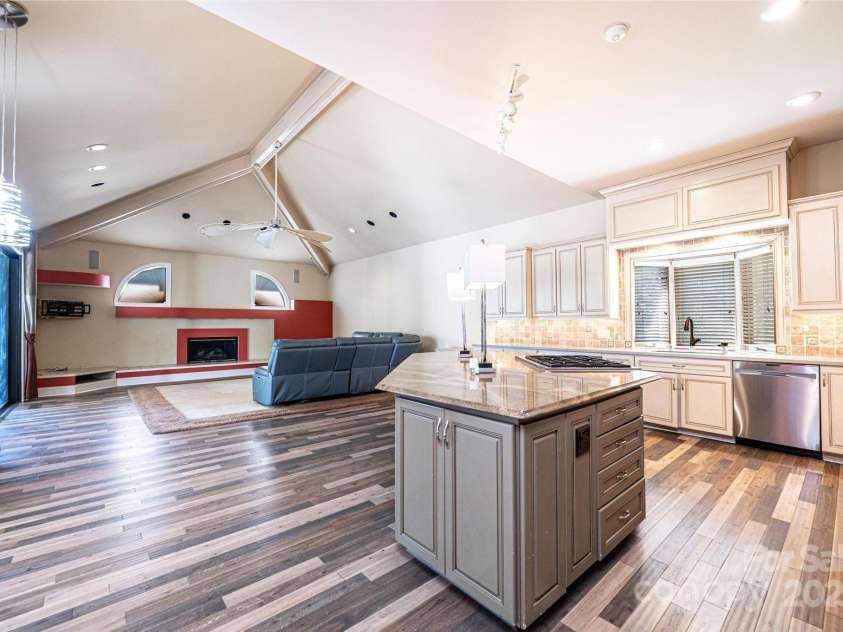 255 Charlotte Ann Lane, Hickory, NC 28601.  MLS# CAR4302926, YatesRealty ID 9168. 