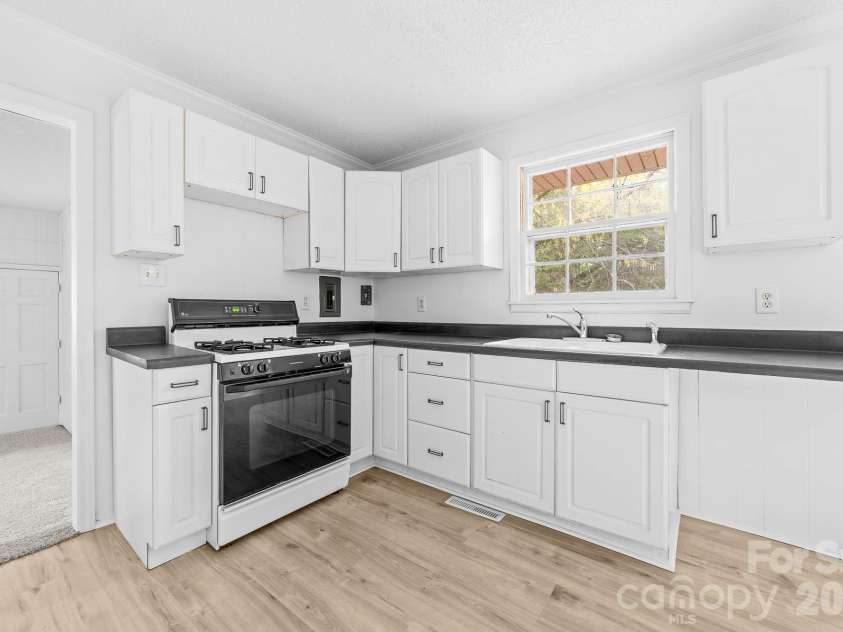 785 Rabun Lane, Rock Hill, SC 29730.  MLS# CAR4363958, YatesRealty ID 9171. Kitchen