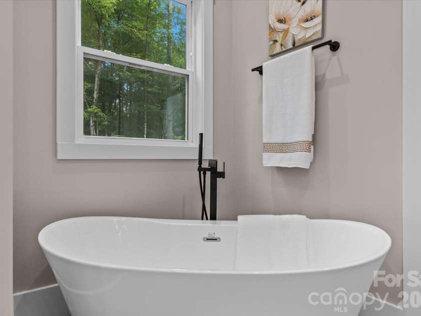 4435 Cornett Drive, Iron Station, NC 28080.  MLS# CAR4293184, YatesRealty ID 9172. Soaking Tub