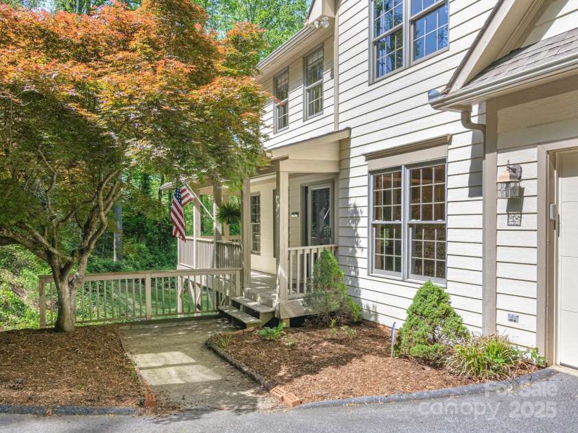 102 Galloway Drive, Asheville, NC 28803.  MLS# CAR4240371, YatesRealty ID 9173. Entrance walkway