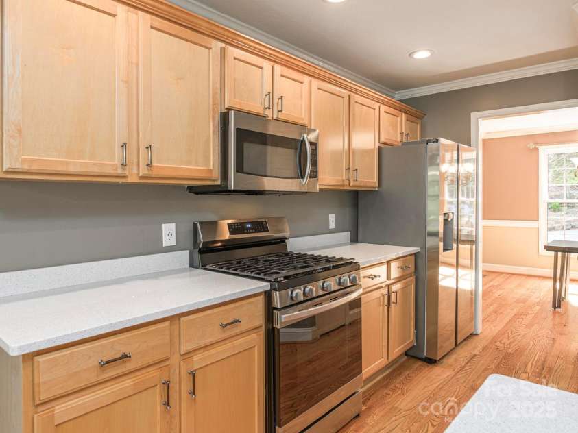 102 Galloway Drive, Asheville, NC 28803.  MLS# CAR4240371, YatesRealty ID 9173. Gas Range