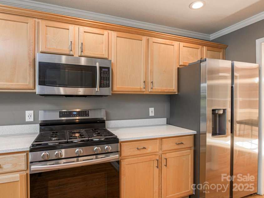 102 Galloway Drive, Asheville, NC 28803.  MLS# CAR4240371, YatesRealty ID 9173. Gas Range and Refrigerator