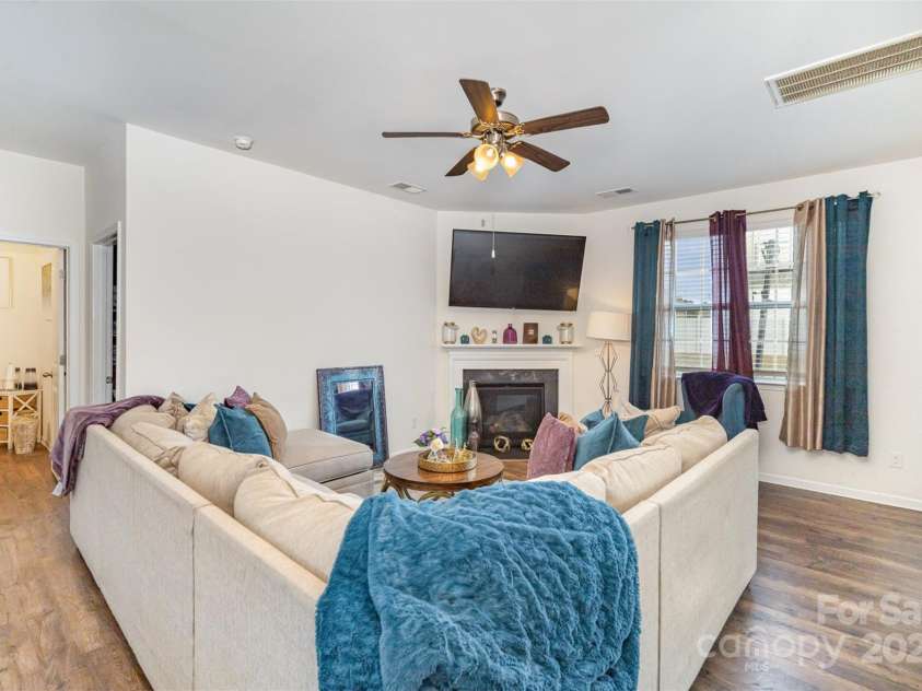 1628 Savory Lane, Charlotte, NC 28216.  MLS# CAR4199487, YatesRealty ID 9174. 