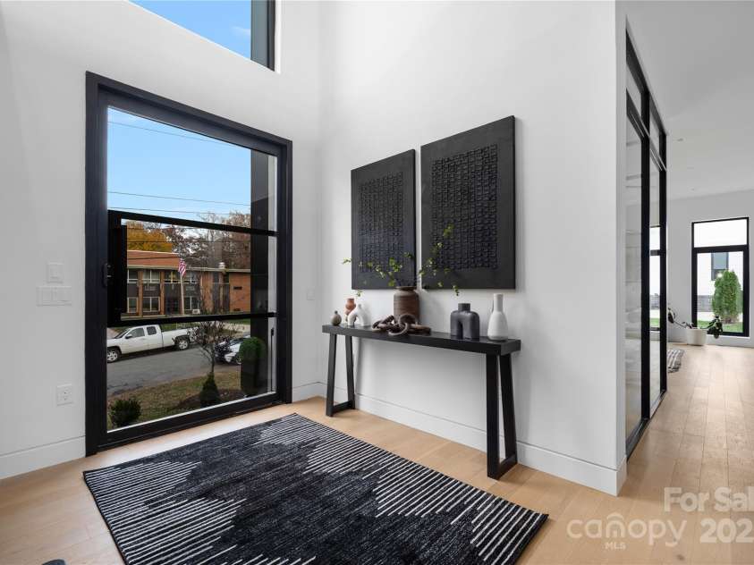 2804 Shenandoah Avenue, Charlotte, NC 28205.  MLS# CAR4321952, YatesRealty ID 918. Foyer.