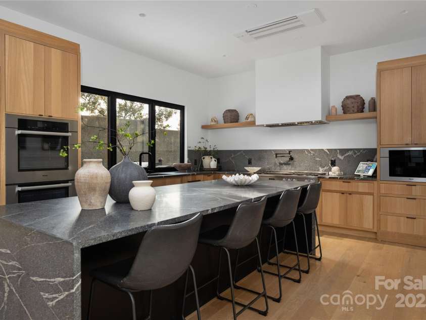 2804 Shenandoah Avenue, Charlotte, NC 28205.  MLS# CAR4321952, YatesRealty ID 918. Kitchen.