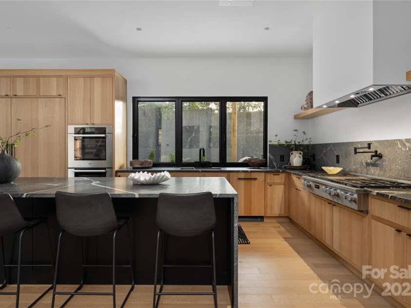 2804 Shenandoah Avenue, Charlotte, NC 28205.  MLS# CAR4321952, YatesRealty ID 918. Kitchen.