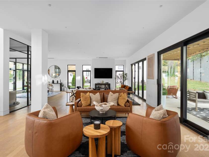 2804 Shenandoah Avenue, Charlotte, NC 28205.  MLS# CAR4321952, YatesRealty ID 918. Living room.