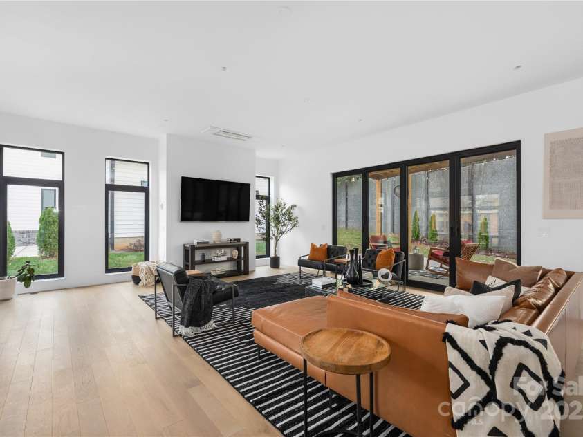 2804 Shenandoah Avenue, Charlotte, NC 28205.  MLS# CAR4321952, YatesRealty ID 918. Living room.