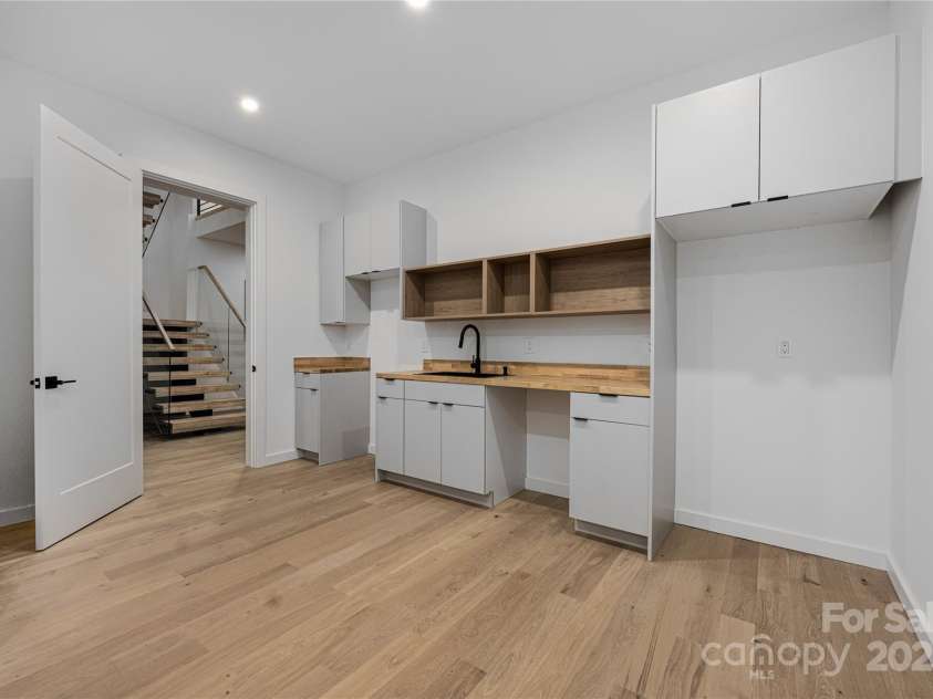 2804 Shenandoah Avenue, Charlotte, NC 28205.  MLS# CAR4321952, YatesRealty ID 918. Lower-level guest apartment mini-kitchen. 