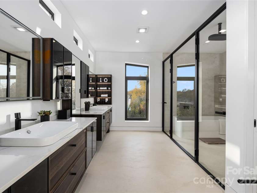 2804 Shenandoah Avenue, Charlotte, NC 28205.  MLS# CAR4321952, YatesRealty ID 918. Primary bathroom. 