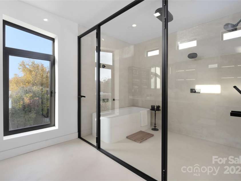 2804 Shenandoah Avenue, Charlotte, NC 28205.  MLS# CAR4321952, YatesRealty ID 918. Primary bathroom. 