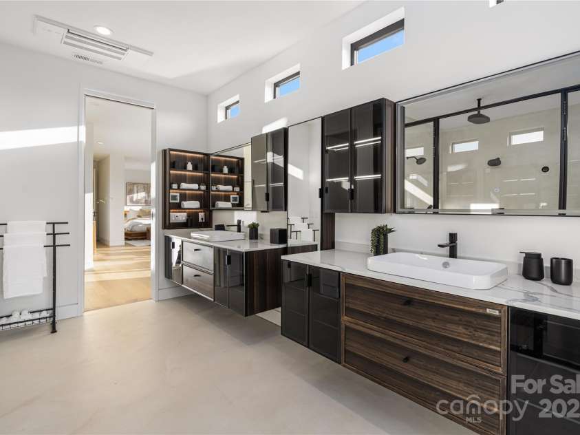 2804 Shenandoah Avenue, Charlotte, NC 28205.  MLS# CAR4321952, YatesRealty ID 918. Primary bathroom. 