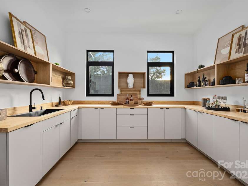 2804 Shenandoah Avenue, Charlotte, NC 28205.  MLS# CAR4321952, YatesRealty ID 918. Scullery.