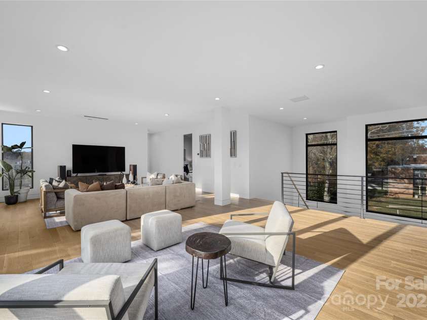 2804 Shenandoah Avenue, Charlotte, NC 28205.  MLS# CAR4321952, YatesRealty ID 918. Upper-level living area. 