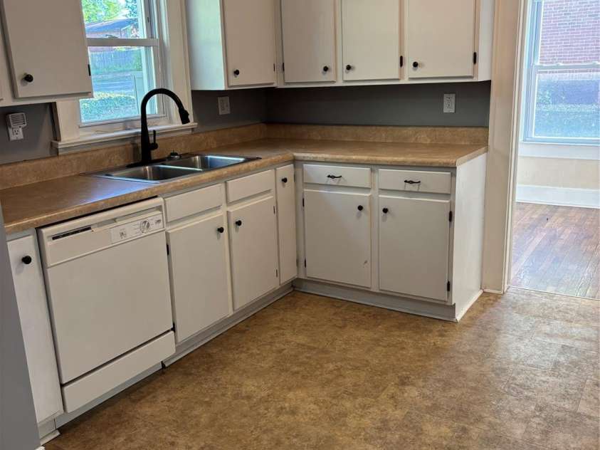 1106 8th Street, Hickory, NC 28601.  MLS# CAR4358898, YatesRealty ID 9180. 