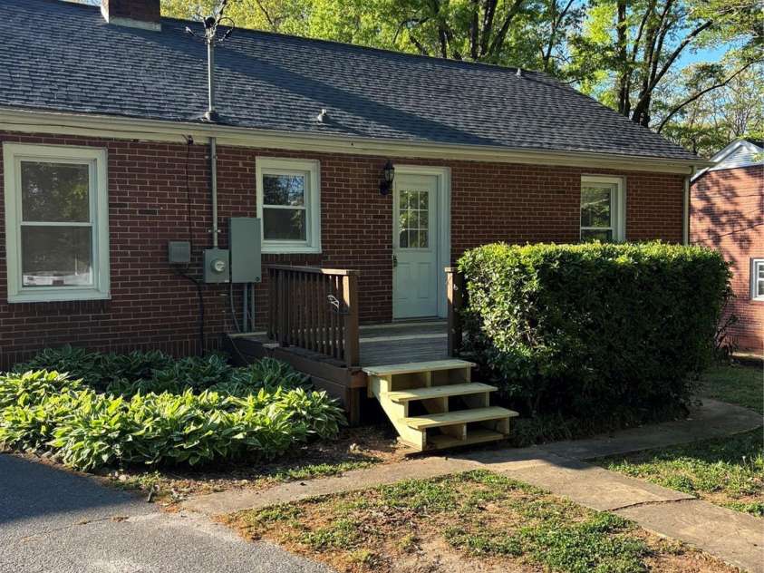 1106 8th Street, Hickory, NC 28601.  MLS# CAR4358898, YatesRealty ID 9180. 
