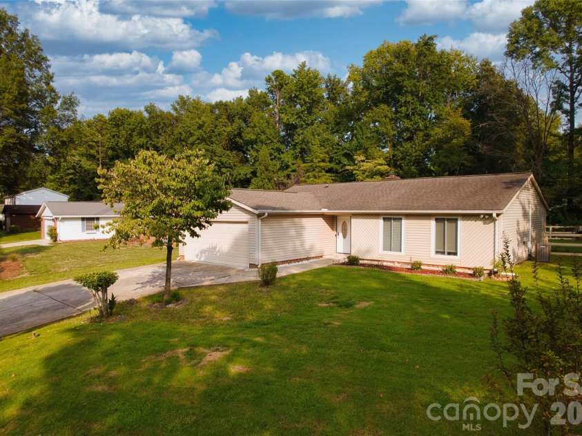524 Regency Drive, Charlotte, NC 28211.  MLS# CAR4364267, YatesRealty ID 9182. 