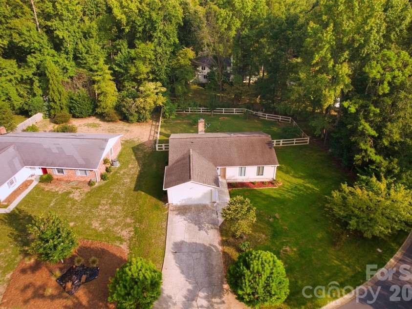 524 Regency Drive, Charlotte, NC 28211.  MLS# CAR4364267, YatesRealty ID 9182. 