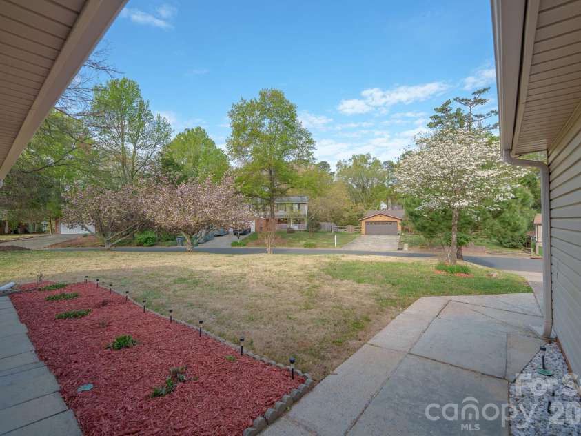 524 Regency Drive, Charlotte, NC 28211.  MLS# CAR4364267, YatesRealty ID 9182. 