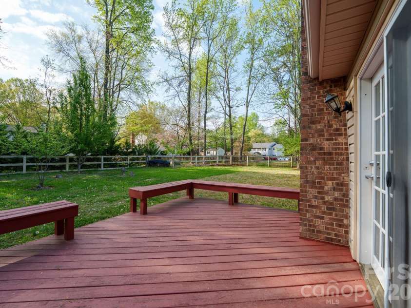 524 Regency Drive, Charlotte, NC 28211.  MLS# CAR4364267, YatesRealty ID 9182. 