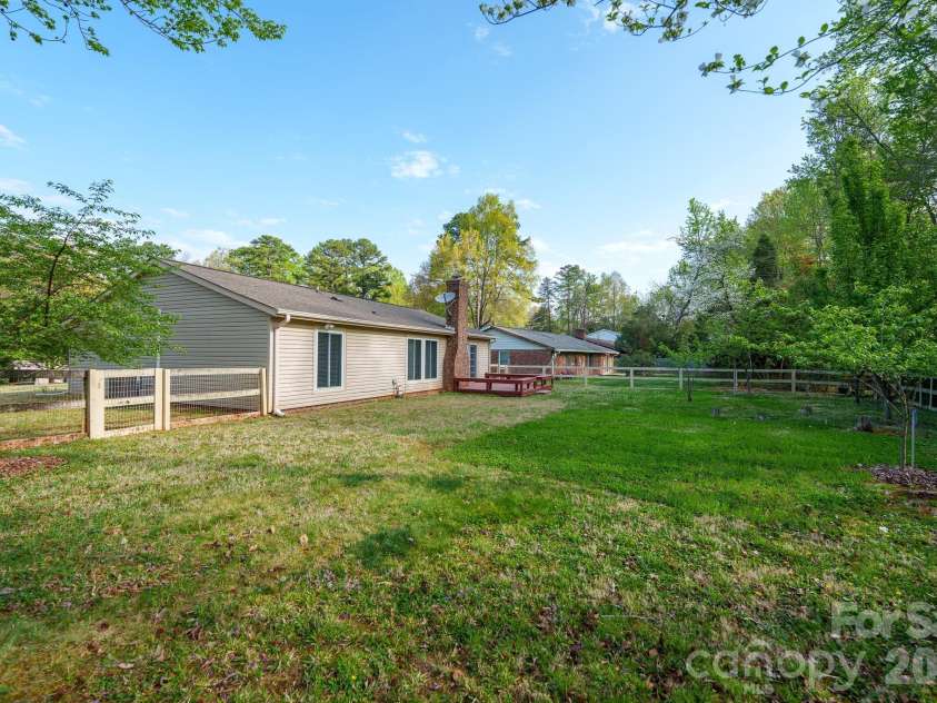 524 Regency Drive, Charlotte, NC 28211.  MLS# CAR4364267, YatesRealty ID 9182. 