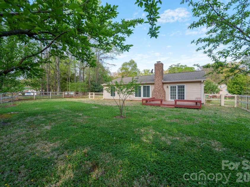 524 Regency Drive, Charlotte, NC 28211.  MLS# CAR4364267, YatesRealty ID 9182. 