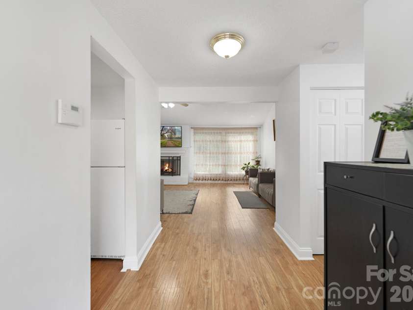 524 Regency Drive, Charlotte, NC 28211.  MLS# CAR4364267, YatesRealty ID 9182. 