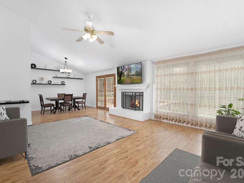 524 Regency Drive, Charlotte, NC 28211.  MLS# CAR4364267, YatesRealty ID 9182. 
