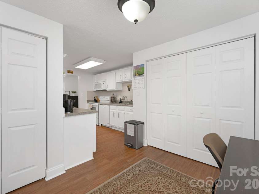 524 Regency Drive, Charlotte, NC 28211.  MLS# CAR4364267, YatesRealty ID 9182. 