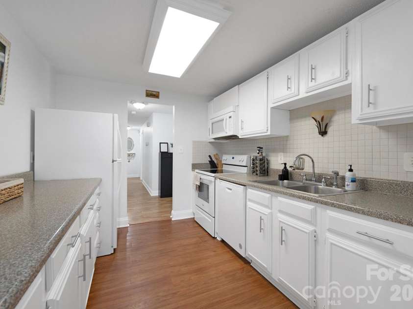 524 Regency Drive, Charlotte, NC 28211.  MLS# CAR4364267, YatesRealty ID 9182. 