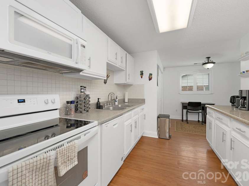 524 Regency Drive, Charlotte, NC 28211.  MLS# CAR4364267, YatesRealty ID 9182. 