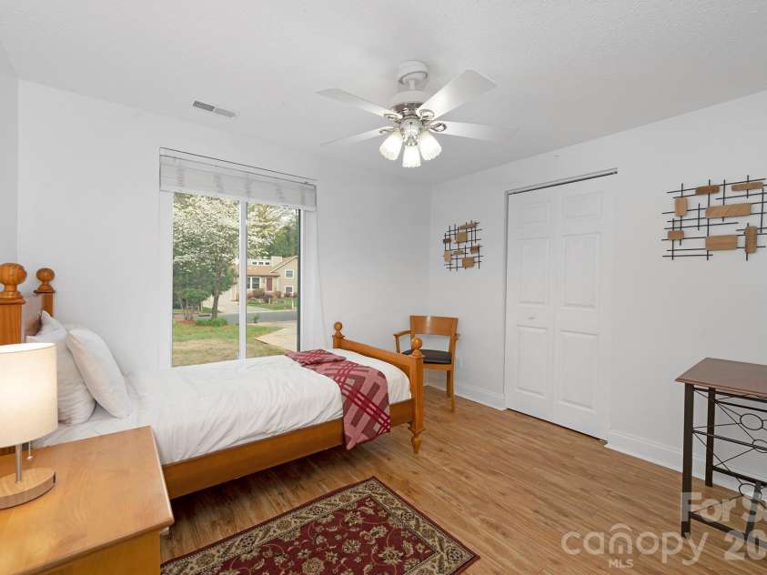 524 Regency Drive, Charlotte, NC 28211.  MLS# CAR4364267, YatesRealty ID 9182. 