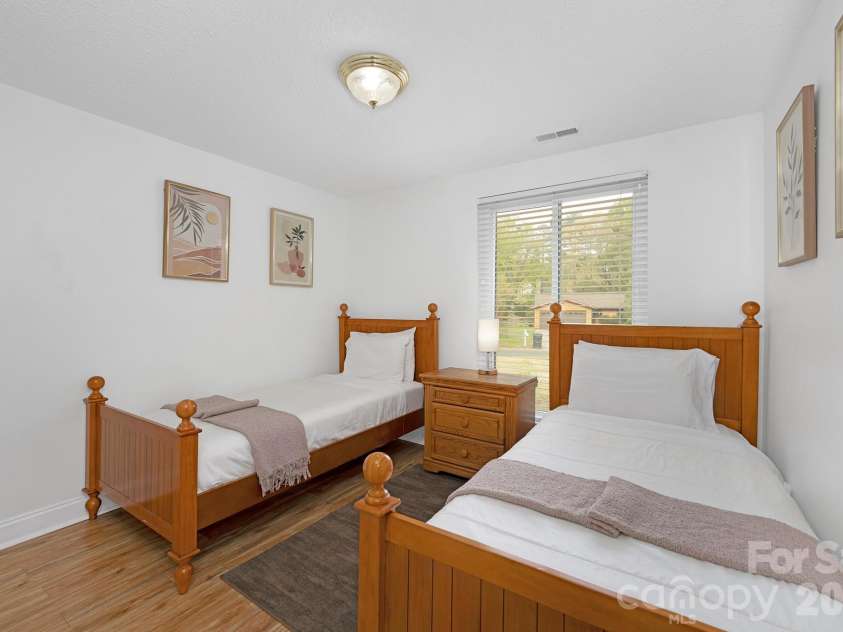 524 Regency Drive, Charlotte, NC 28211.  MLS# CAR4364267, YatesRealty ID 9182. 
