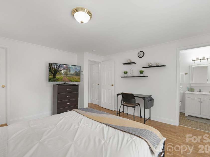 524 Regency Drive, Charlotte, NC 28211.  MLS# CAR4364267, YatesRealty ID 9182. 