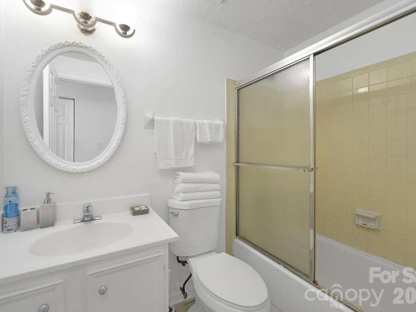 524 Regency Drive, Charlotte, NC 28211.  MLS# CAR4364267, YatesRealty ID 9182. 