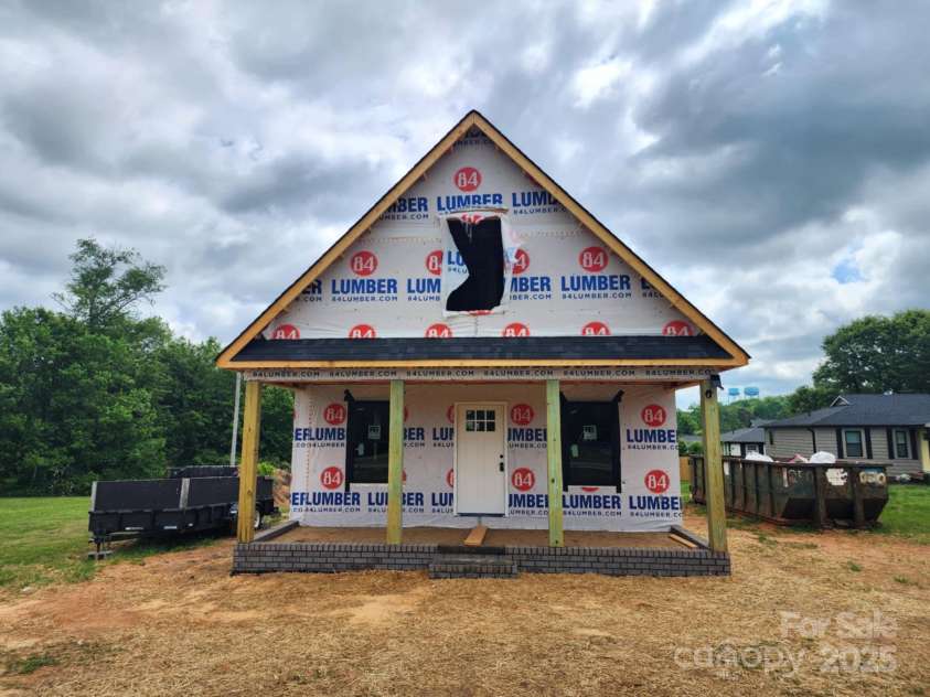200 Center Street, Hildebran, NC 28637.  MLS# CAR4252866, YatesRealty ID 9184. 