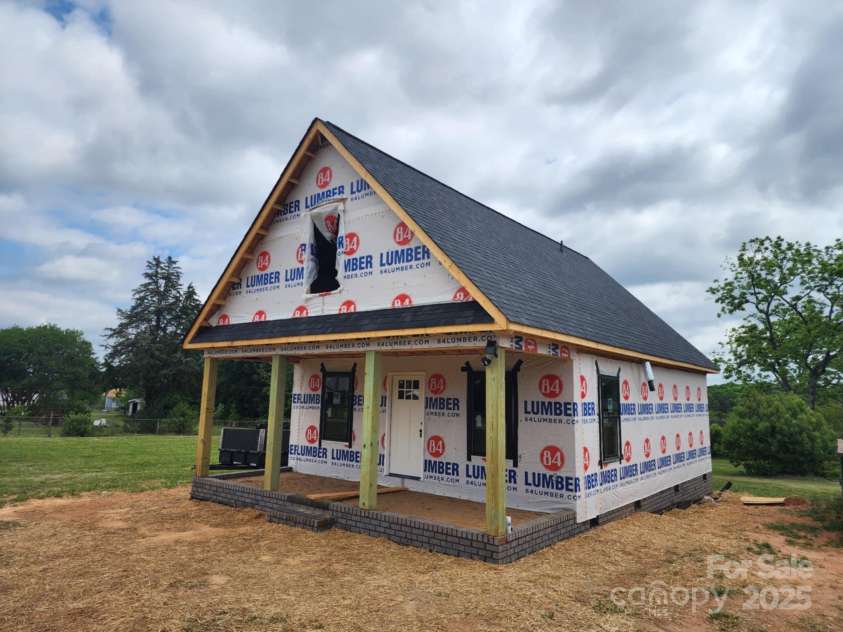 200 Center Street, Hildebran, NC 28637.  MLS# CAR4252866, YatesRealty ID 9184. 