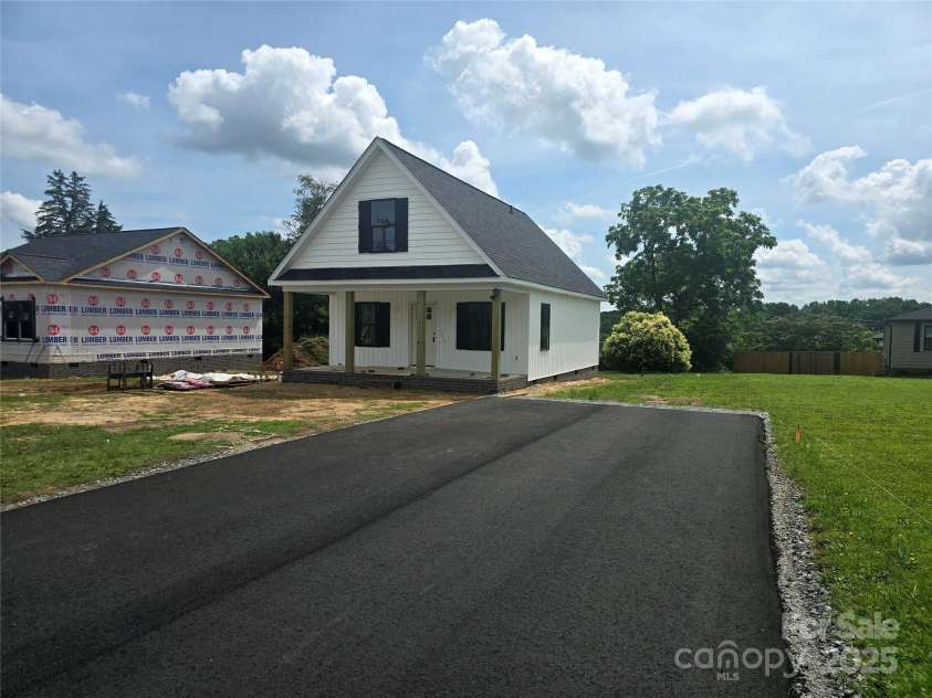 200 Center Street, Hildebran, NC 28637.  MLS# CAR4252866, YatesRealty ID 9184. 